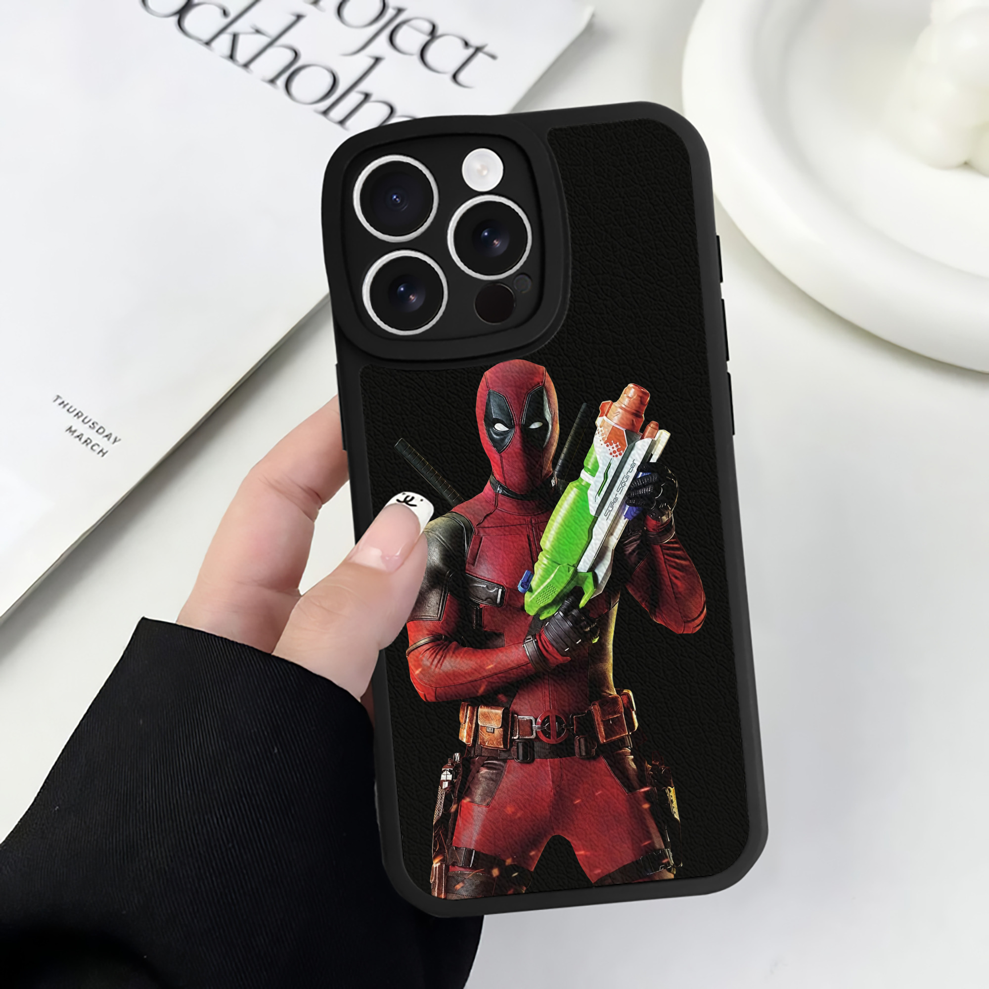 （画像用） Deadpool デッドプール 【iPhone 16シリーズ対応】シリコンスマホケース（レザー調） 材質：シリコン
